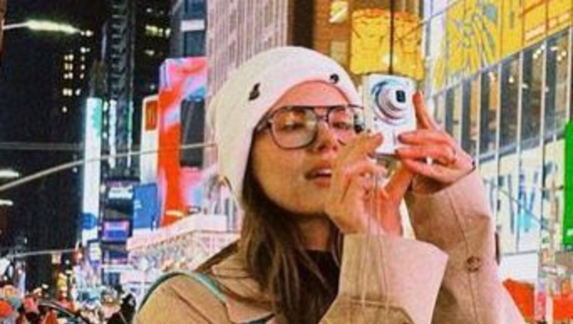 Camila Queiroz esbanja beleza e alegria ao publicar fotos de viagem em Nova York