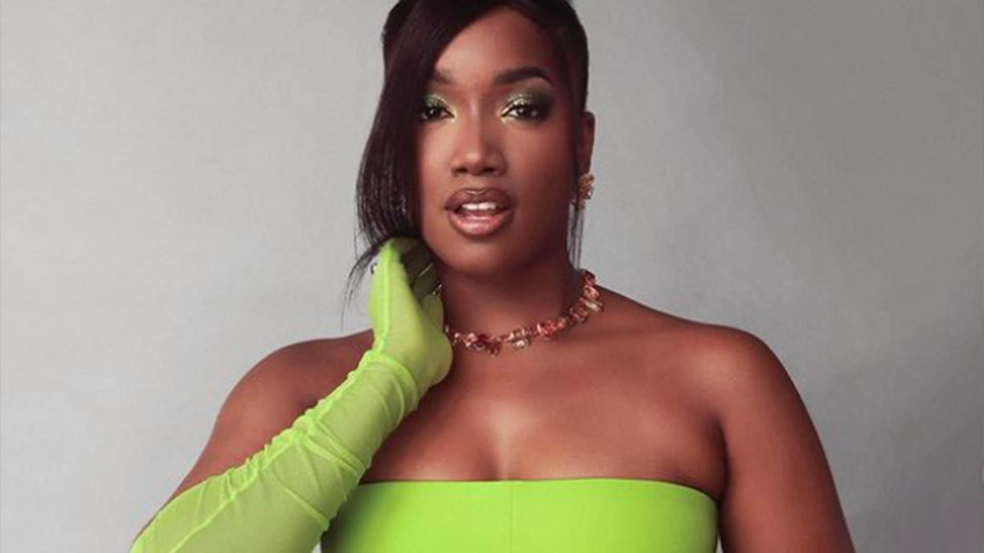 Iza esbanja sensualidade ao usar look verde neon no The Voice Kids