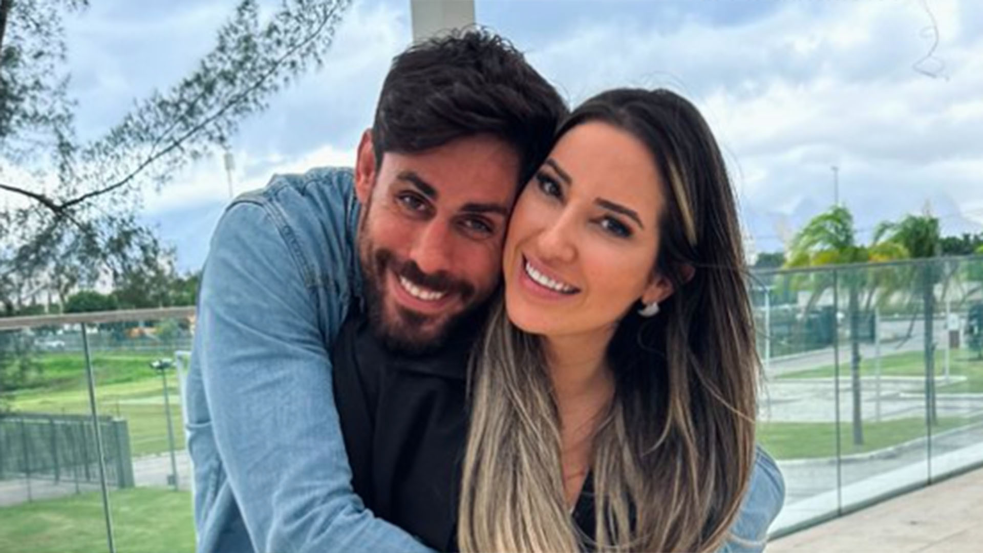 Cara de Sapato e Amanda Meirelles surgem abraçados em novas fotos