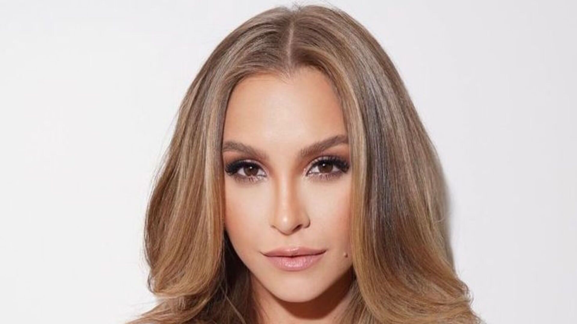 Carla Diaz aposta na beleza ao posar com look todo branco