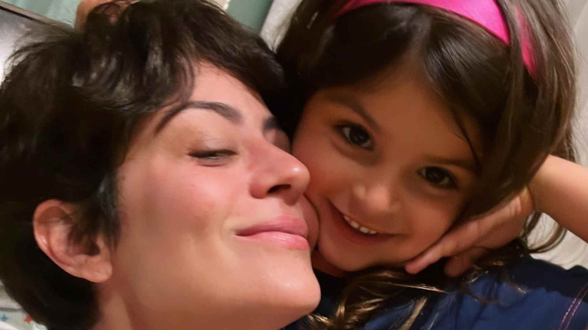 Carol Castro se derrete ao mostrar a filha banguela: “A primeira janelinha”