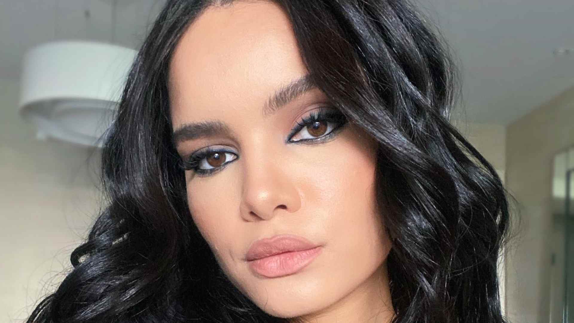 Carol Macedo exibe barriguinha de grávida e revela sexo do bebê