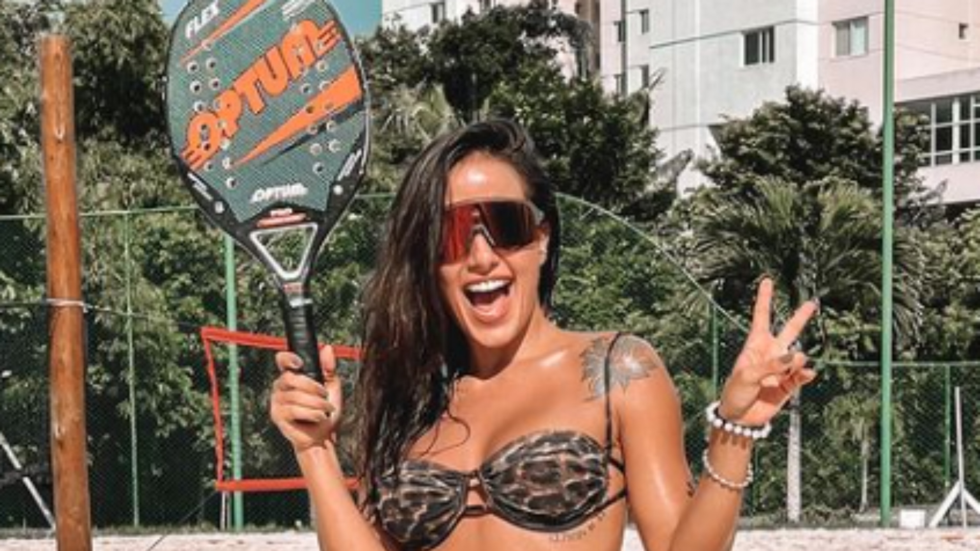 Carol Peixinho exibe corpão impressionante ao fazer aula de tênis na praia