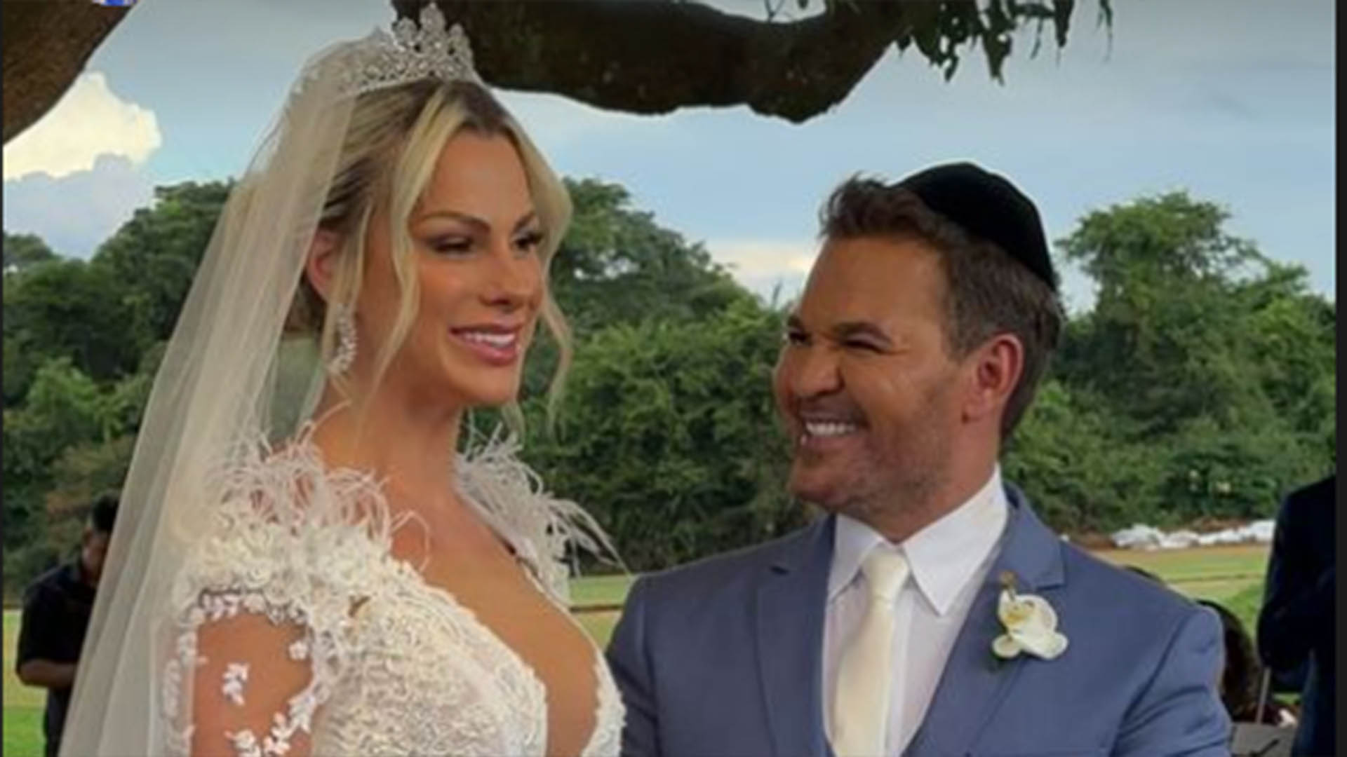 Eduardo Costa e Mariana Polastreli se casam em cerimônia romântica