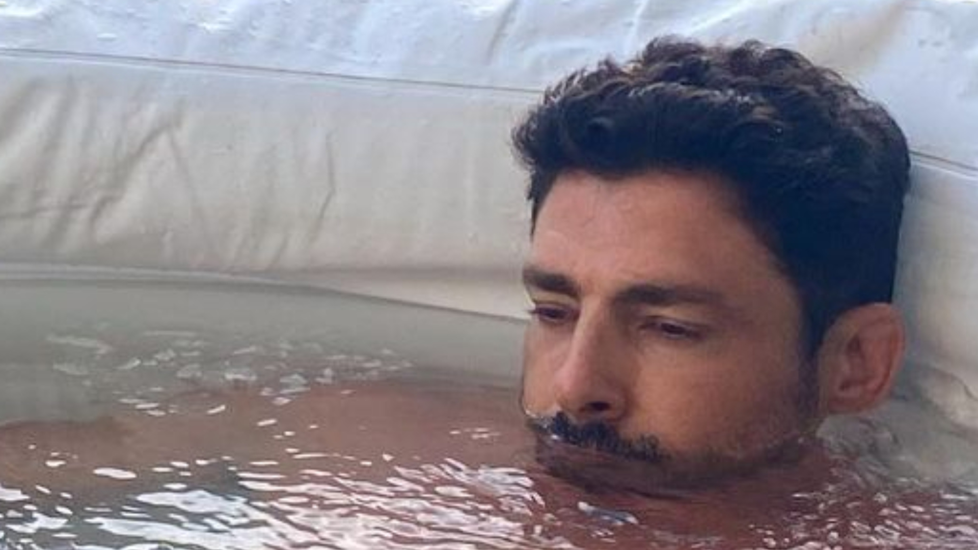 Recém-separado, Cauã Reymond surge pensativo em banheira de gelo: ”Não aguento”