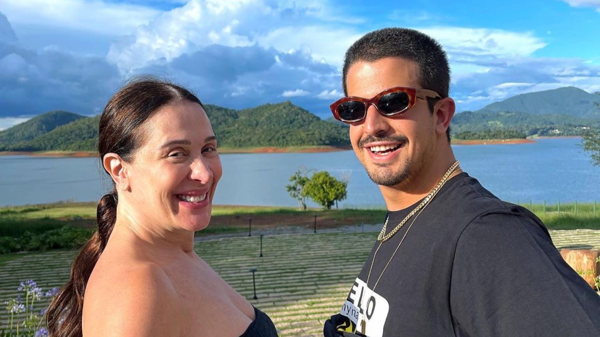 Fofos! Enzo Celulari posa com barrigão para frente para imitar Claudia Raia grávida