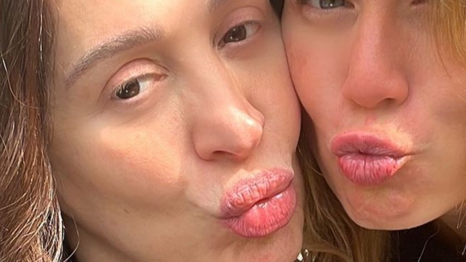De cara lavada, Claudia Raia divide selfie com atriz: ”Filhota”