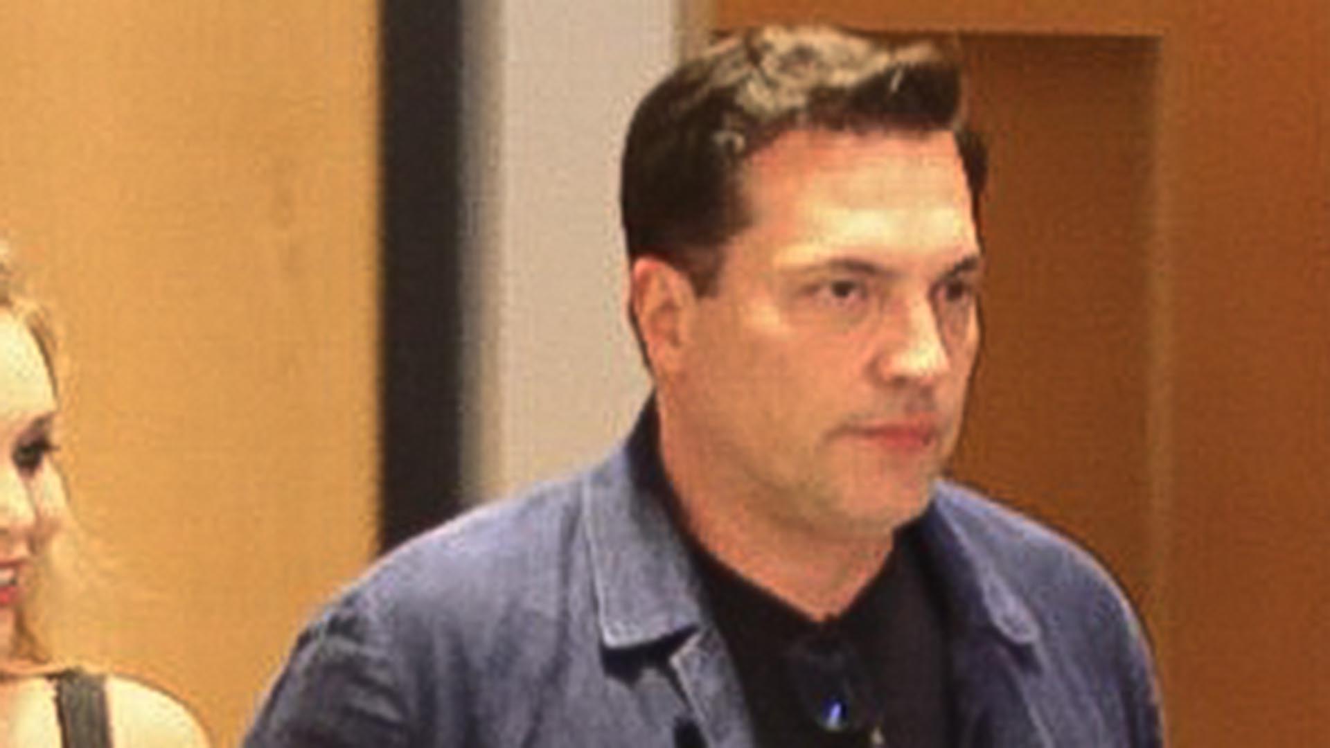 Daniel Boaventura faz rara aparição com a namorada em tarde no shopping