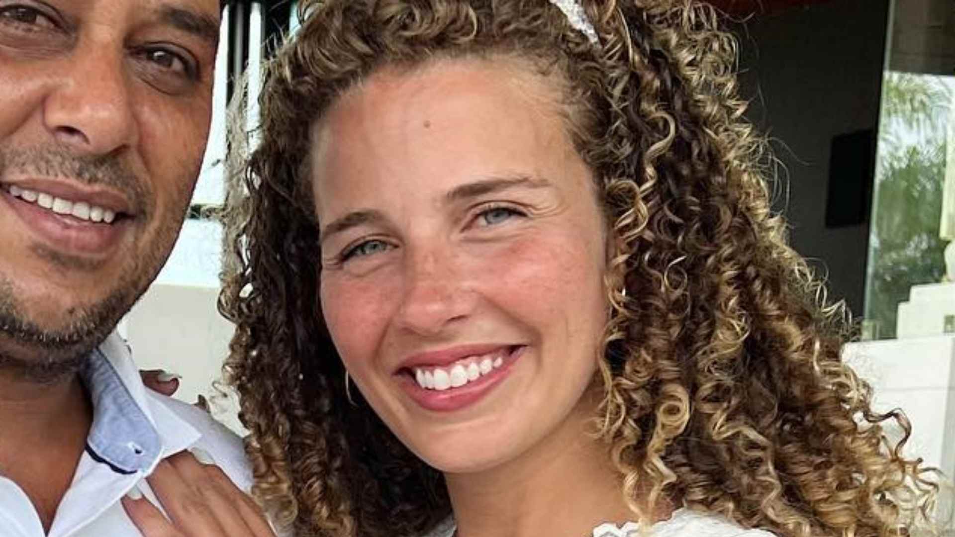 Debby Lagranha divide clique raro com o marido ao comemorar aniversário de casamento