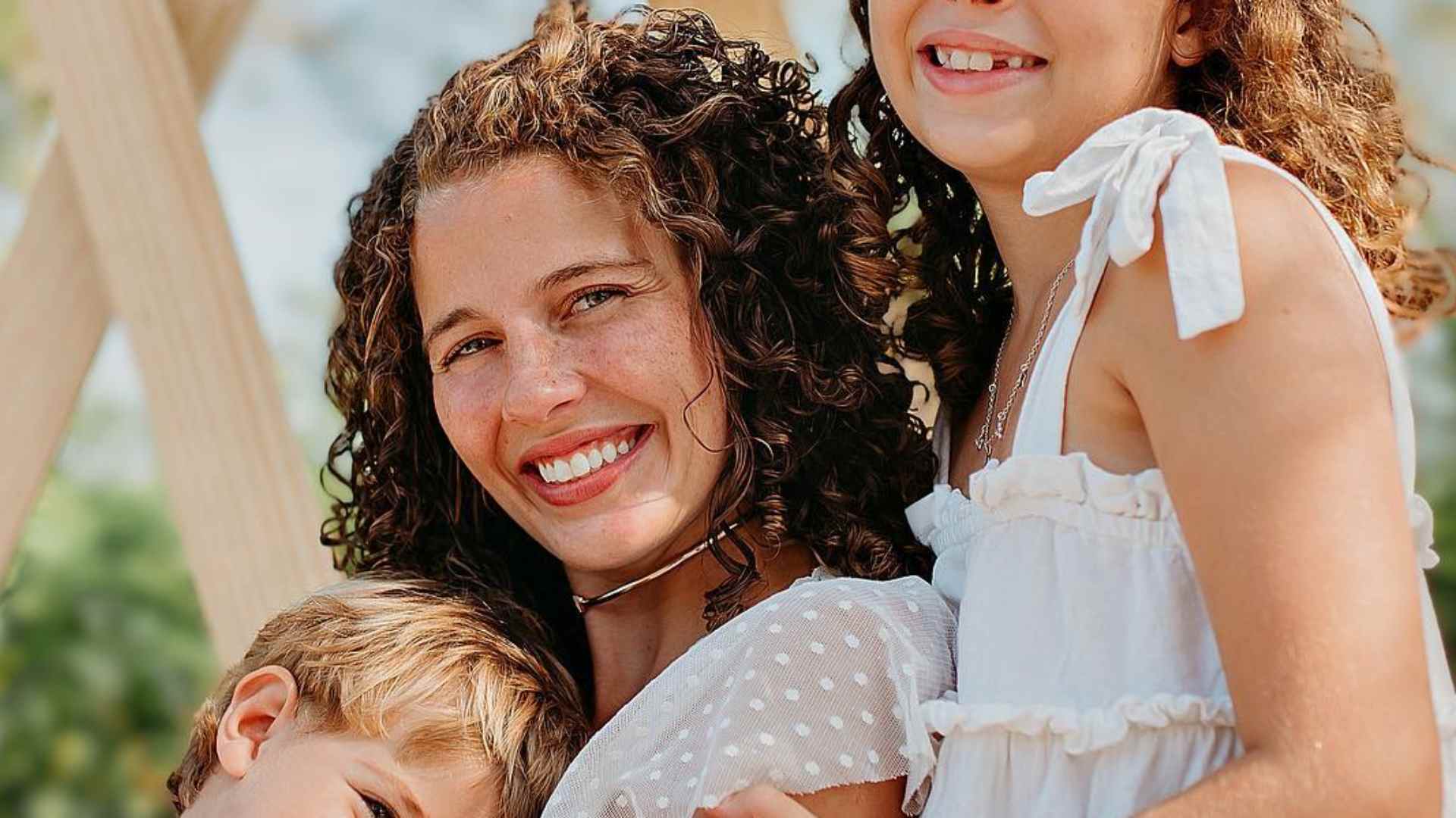 Debby Lagranha encanta ao surgir sorridente ao lado dos filhos: “O melhor de mim”