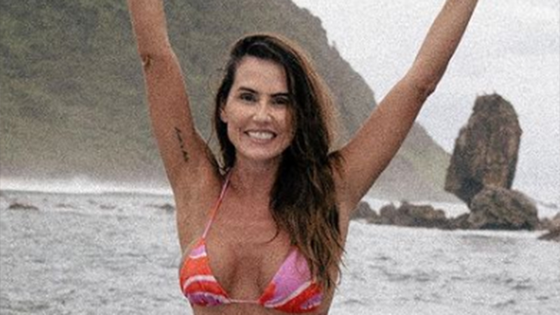 De biquíni mínimo, Deborah Secco atrai os olhares para seu corpaço sarado
