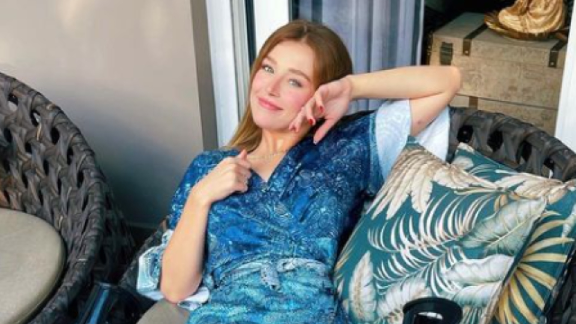 Duda Reis quebra o pé e surge usando bota ortopédica