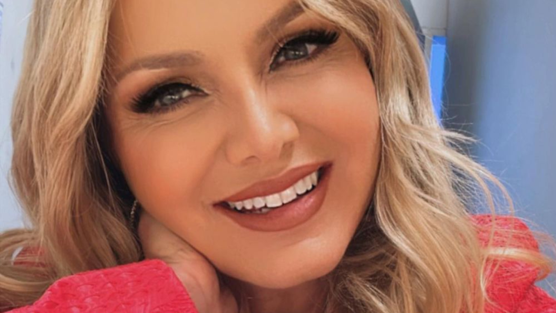 Eliana reúne os pais divorciados e se declara: ”Responsáveis por ser quem eu sou”