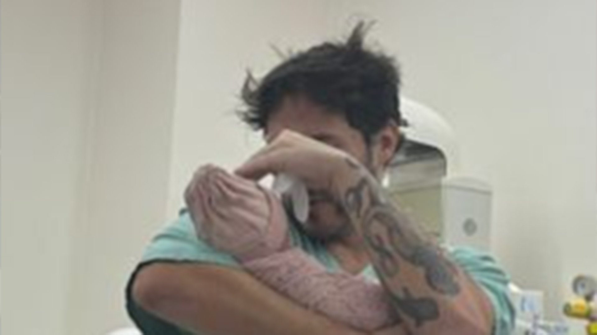 Eliezer encanta ao mostrar fotos na sala de parto no dia do nascimento da filha, Lua