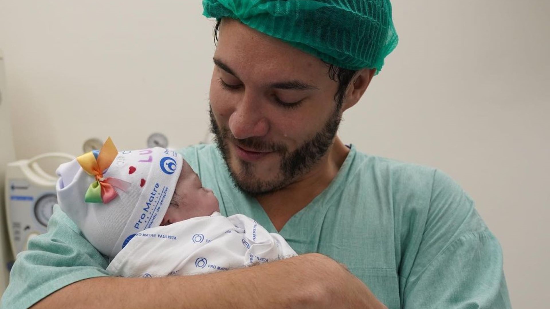 Emocionado, Eliezer posa com a filha no colo: “Grande amor da minha vida”