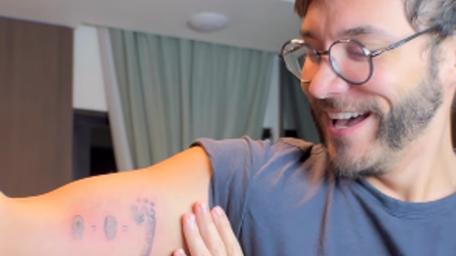 Ex-BBB Eliezer detona críticas sobre sua tatuagem com digital de Viih Tube