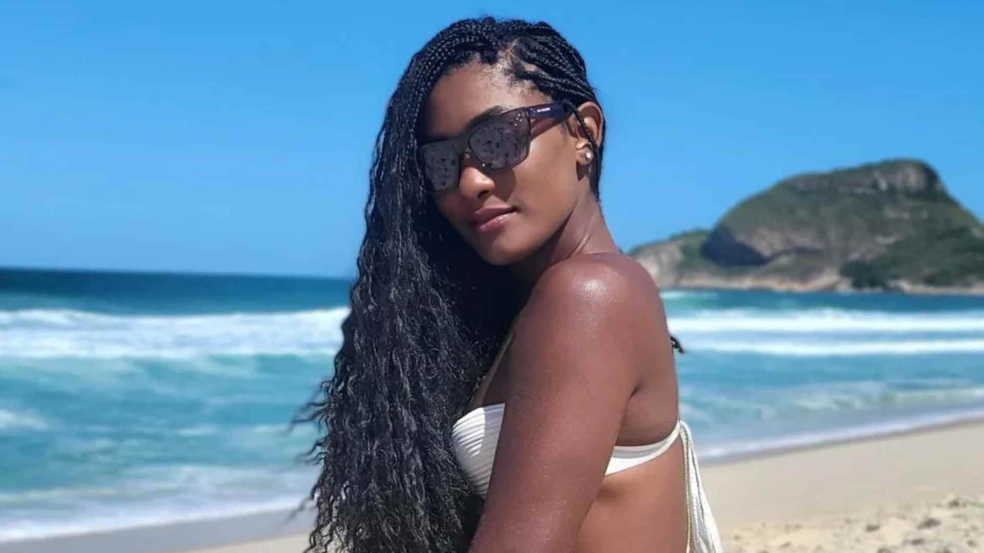 Solteira, Erika Januza exibe curvas impecáveis ao surgir de biquíni em dia de praia: “Que mulher”