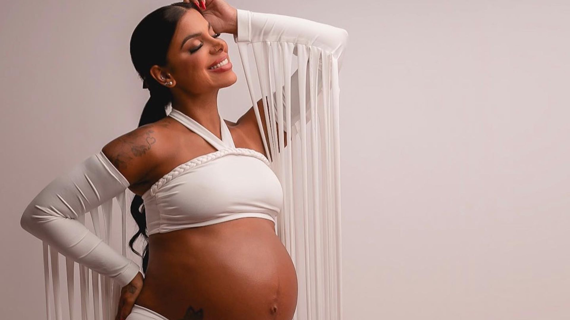 Evelyn Regly diz que não vai parar de trabalhar após nascimento de Alana: ‘Voltar com o podcast’