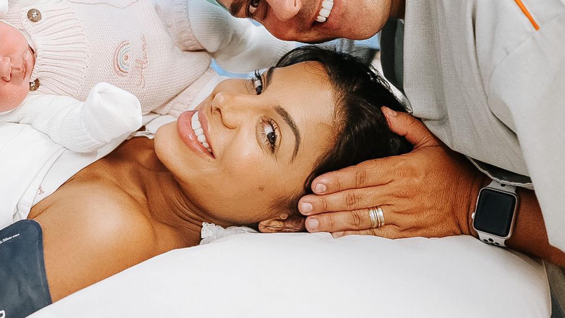 Evelyn Regly anuncia o nascimento da filha e mostra as primeiras fotos da bebê