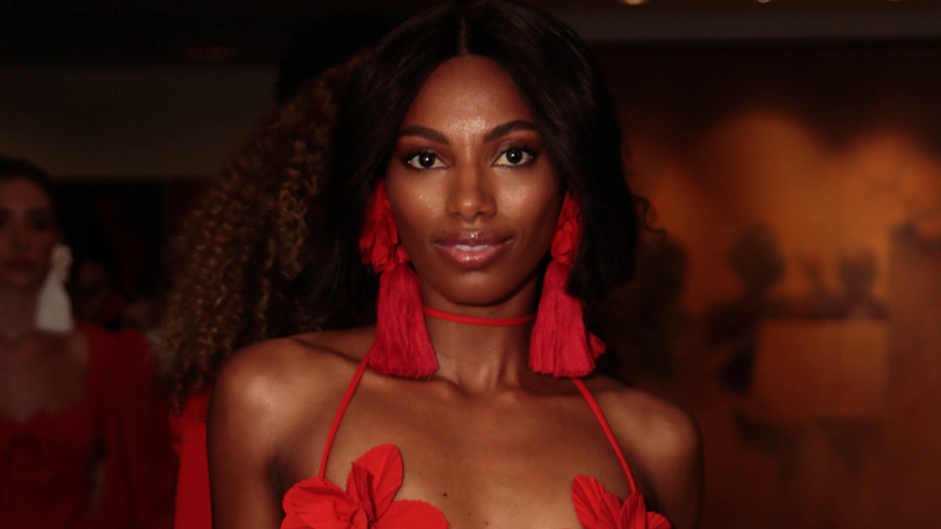 Ex-BBB Tina exibe a barriga trincada ao usar look mínimo em desfile de moda