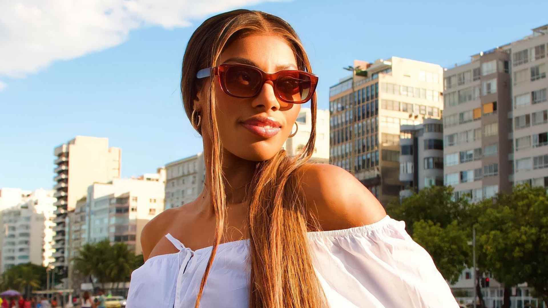 Com look curto, ex-BBB Tina Calamba exibe corpo sarado durante passeio na praia: “Perfeita”