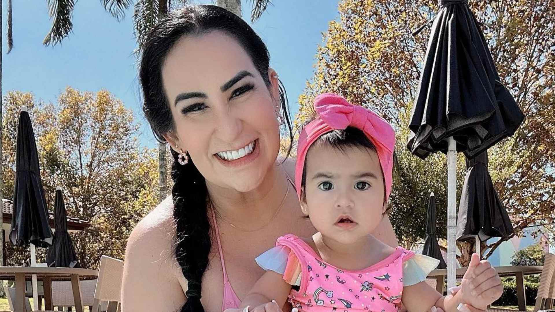 De biquíni, Fabiola Gadelha curte dia na piscina com a filha: “Lindas”