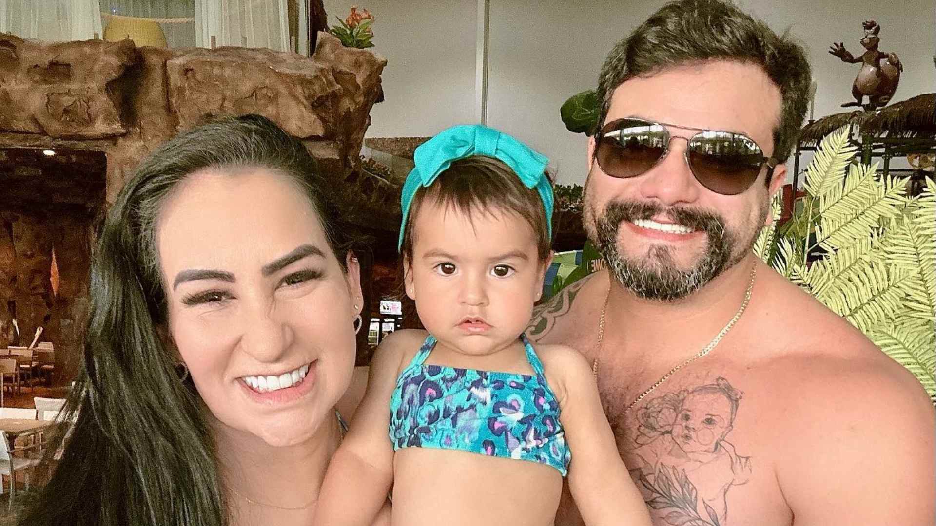 Fabiola Gadelha esbanja beleza em cliques de biquíni ao lado da família: “Lindos”