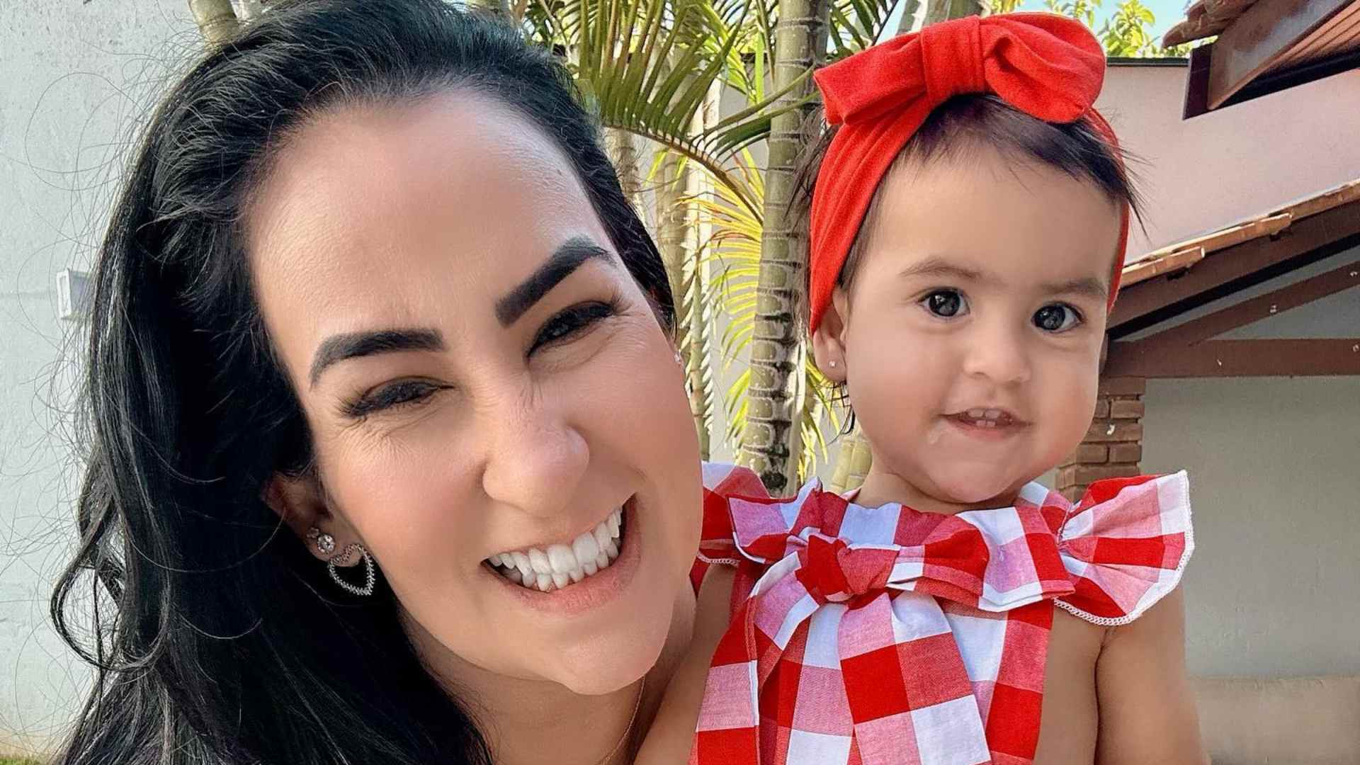 Fabiola Gadelha encanta ao surgir fazendo caras e bocas com a filha: “Lindas”
