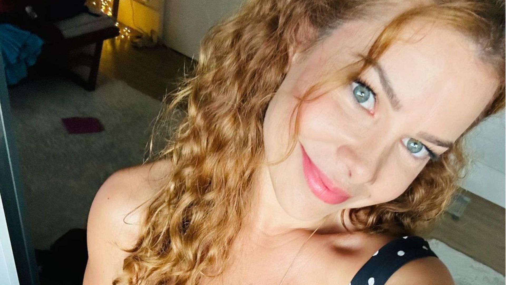 De macacão, Fernanda Souza surge arrasadora e revela perrengue com a peça: ”Muito xixi”