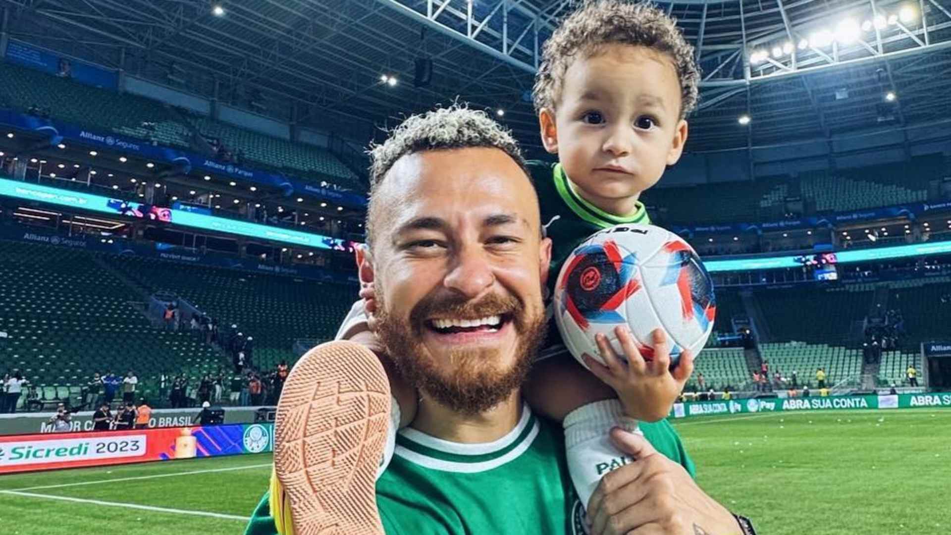 Fred se derrete ao mostrar o filho no estádio: “Um dos dias mais especiais das nossas vidas”