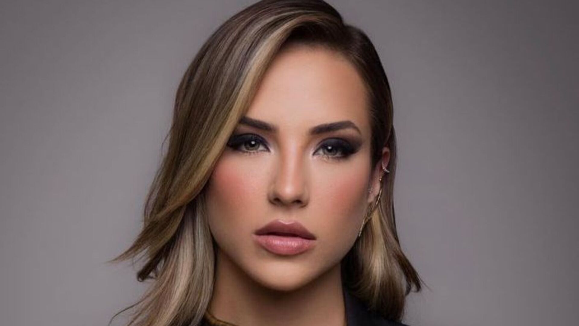 Gabi Martins faz chover elogios ao compartilhar fotos com look decotadíssimo
