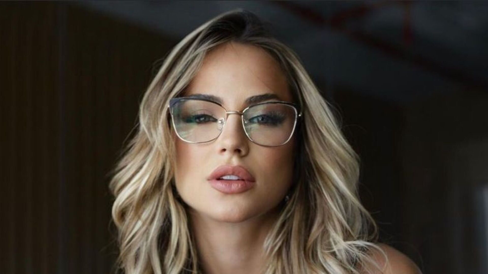 Gabi Martins recebe chuva de elogios ao fazer poses sensuais com look transparente