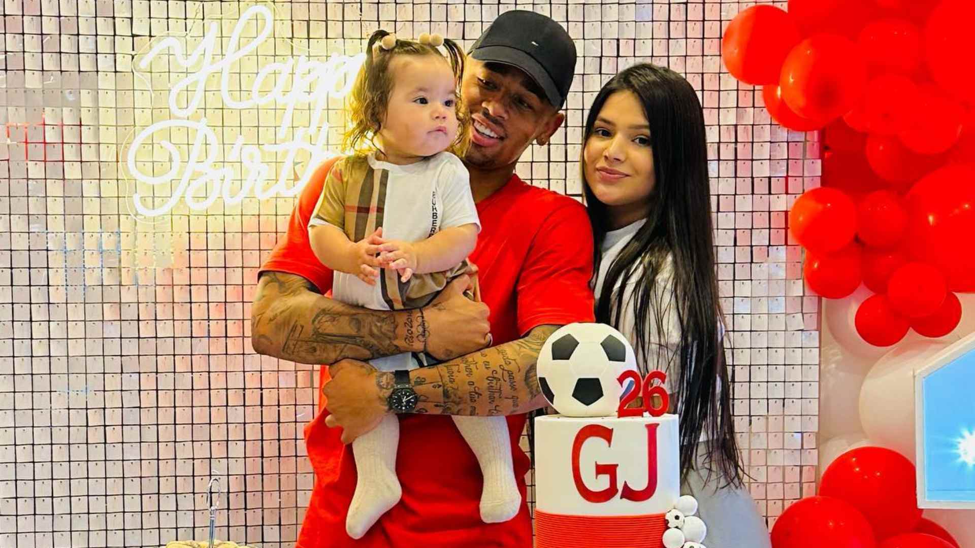 Gabriel Jesus completa 26 anos e ganha declaração da namorada: “Você é gigante”