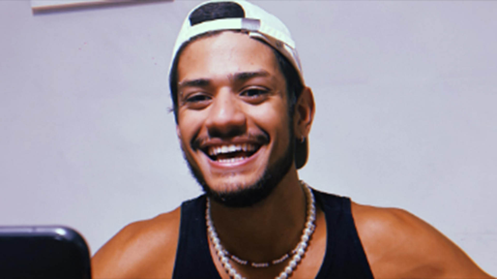 Ex-BBB Gabriel Santana revela se já beijou na boca após o reality show