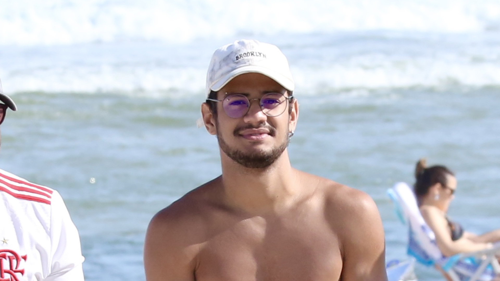 Sem camisa, Gabriel Santana curte tarde em praia do Rio de Janeiro