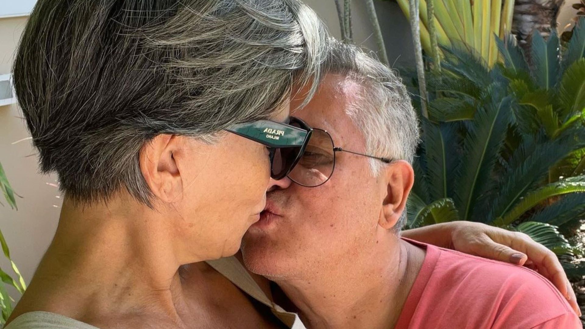 Gloria Pires comemora dia do beijo com o marido e recorda foto antiga