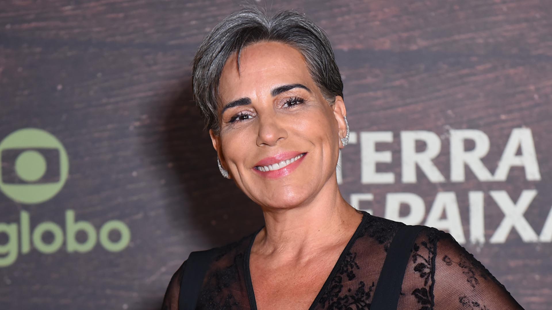 Gloria Pires investe em look com transparência para festa da novela Terra e Paixão