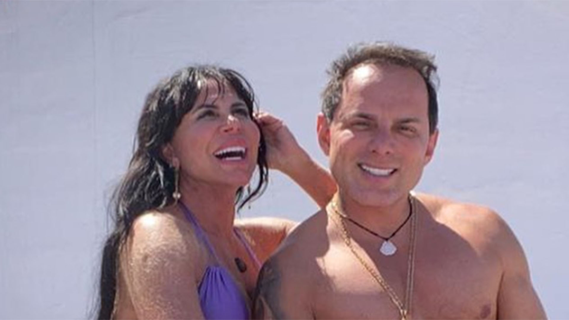 De biquíni, Gretchen posa com o maridão e exibe sua perna grossa