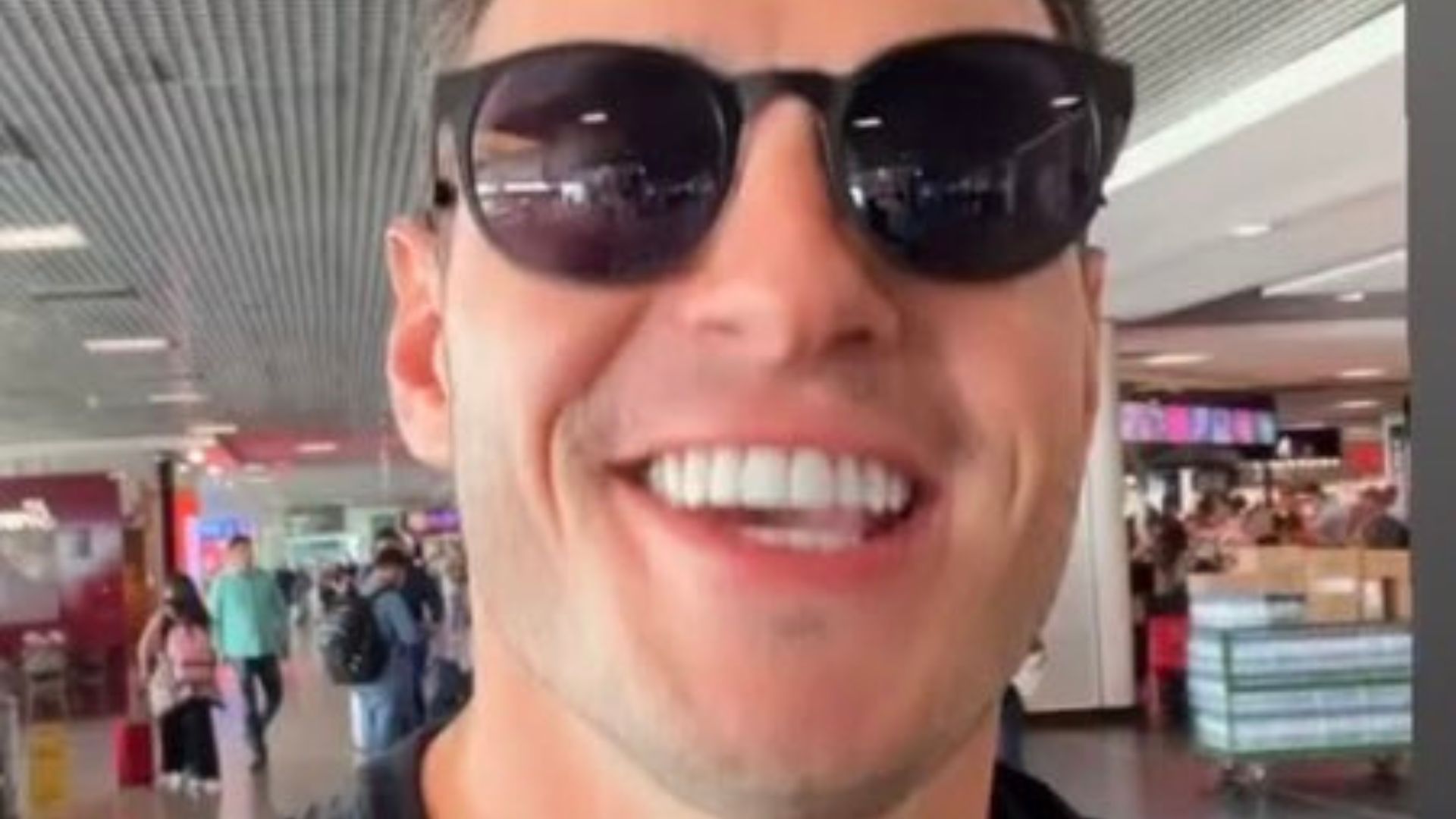 Como assim? Sorridente, Gustavo desembarca em Goiânia para encontrar outro ex-BBB