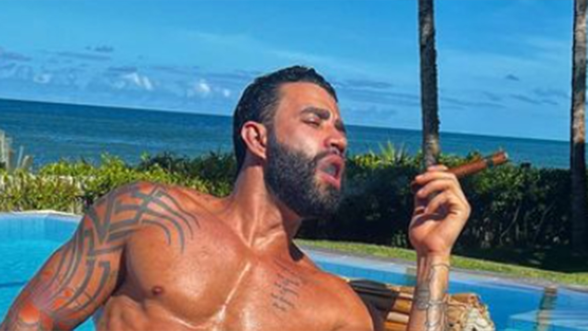 Gusttavo Lima exibe o bronzeado impecável em foto só de sunga