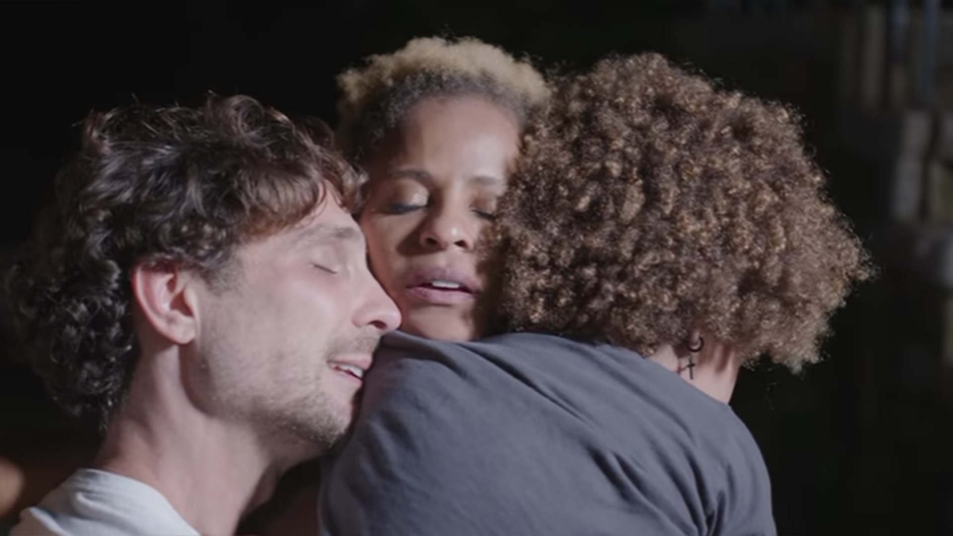 Vídeo do reencontro de Aline Wirley com o filho e o marido comove o público
