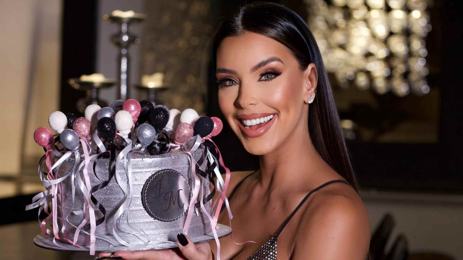 Com microvestido transparente, ex-BBB Ivy Moraes comemora aniversário: “Gratidão”