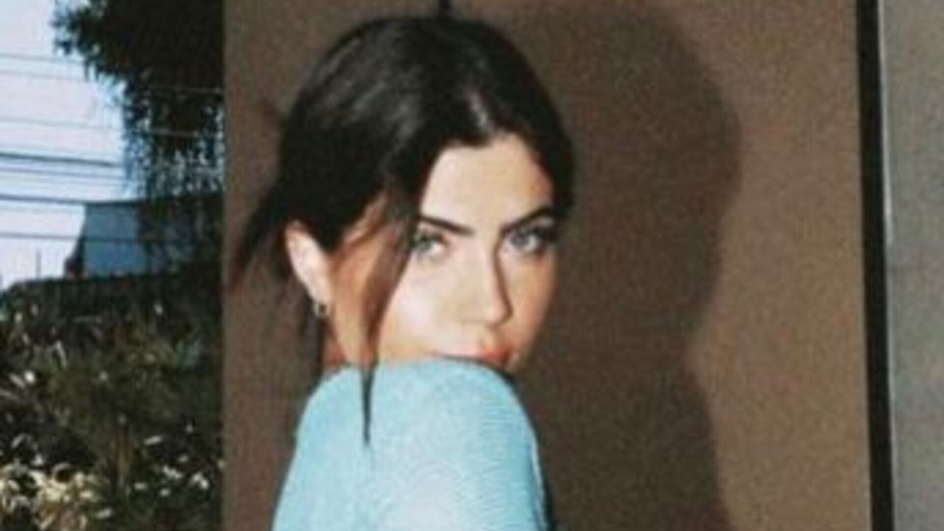 Jade Picon exibe boa forma ao posar com look azul estiloso