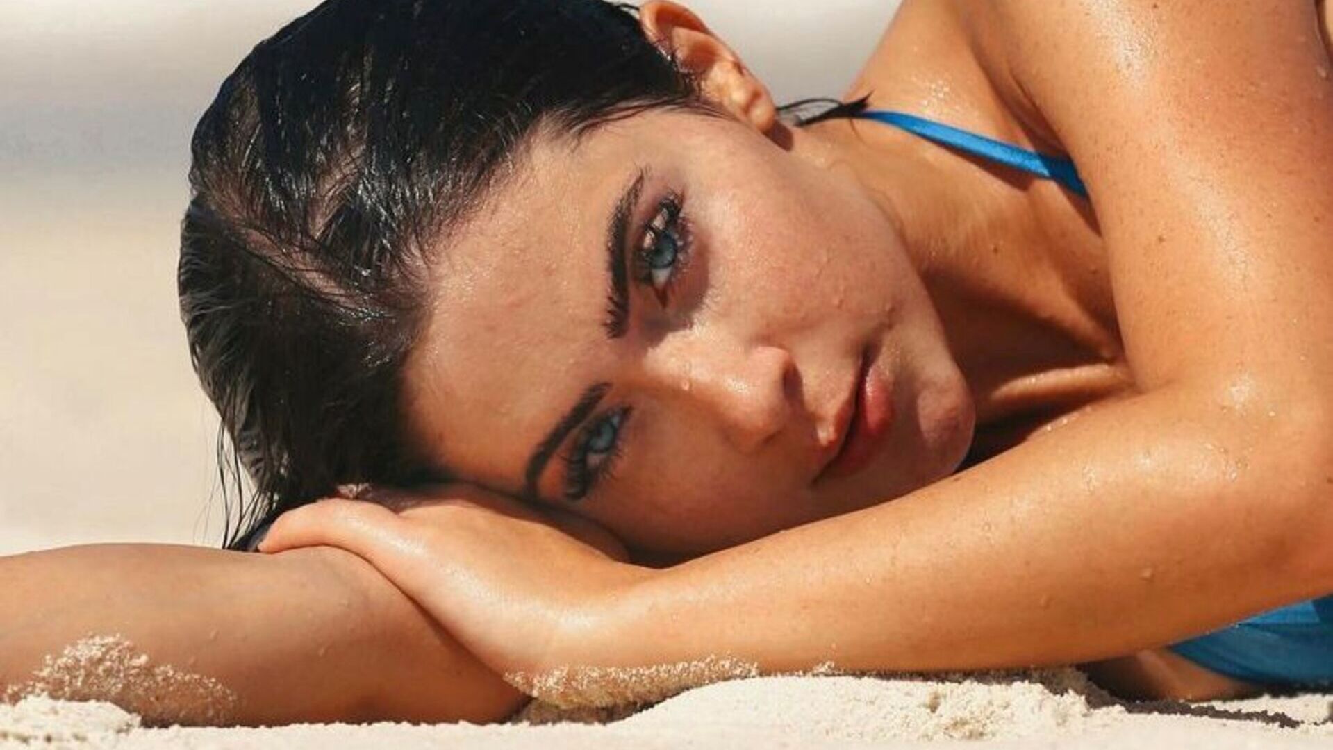 Jade Picon eleva a temperatura das redes sociais ao posar de biquíni na praia