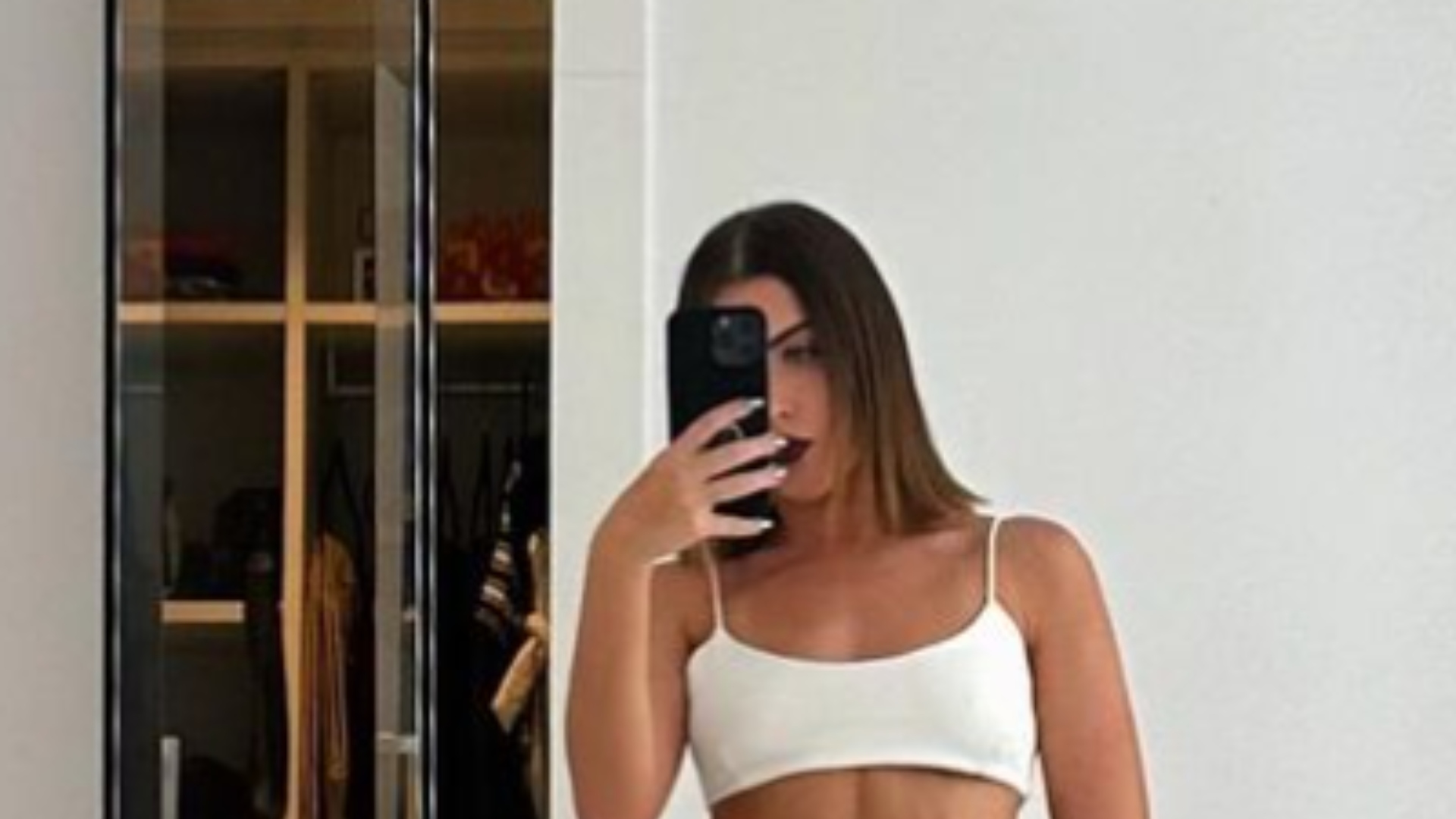 Jade Picon ostenta barriga trincada e bronzeado perfeito em look com bota plataforma