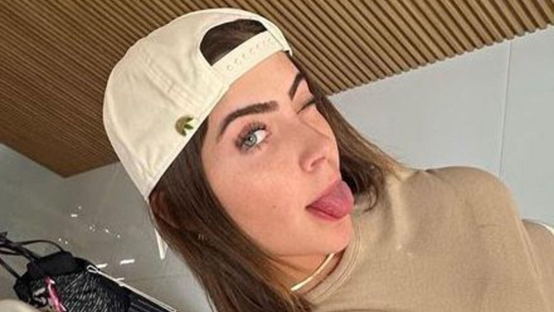 Jade Picon esbanja beleza e faz carão em fotos nos bastidores de ‘Travessia’