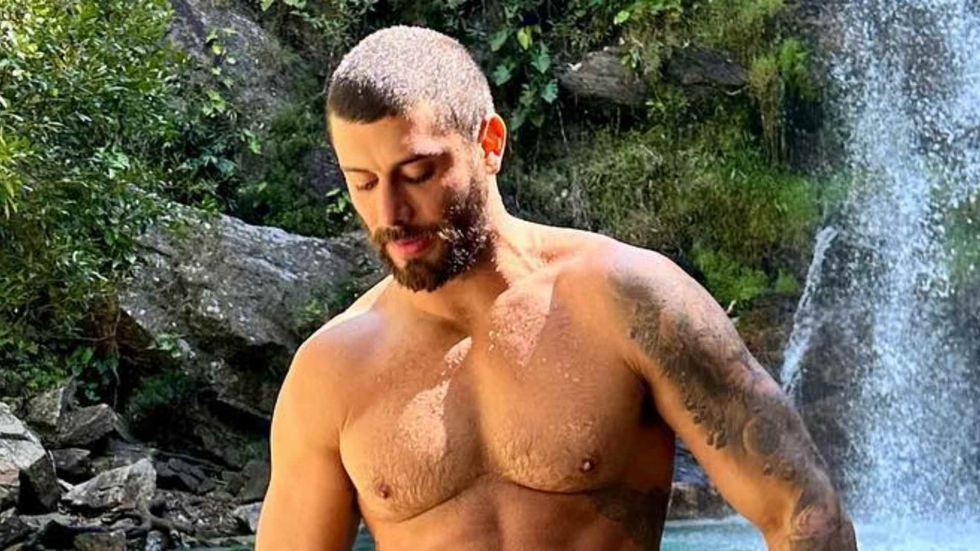 Solteiro, Jesus Luz escandaliza ao surgir de sunga branca em meio à natureza: “Quem deu zoom?”
