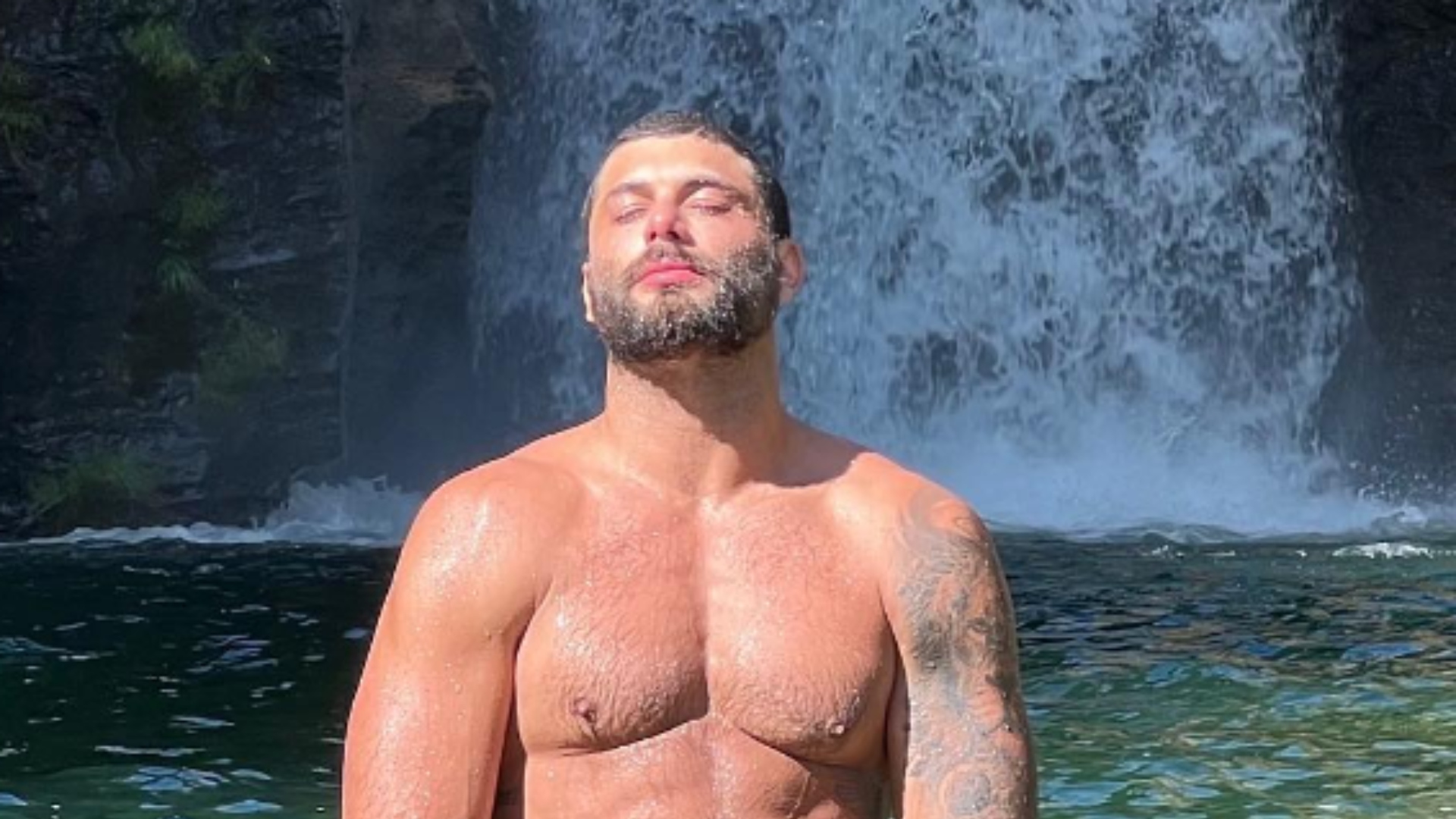 Jesus Luz incendeia web ao surgir nu em cachoeira: ‘Liberdade’