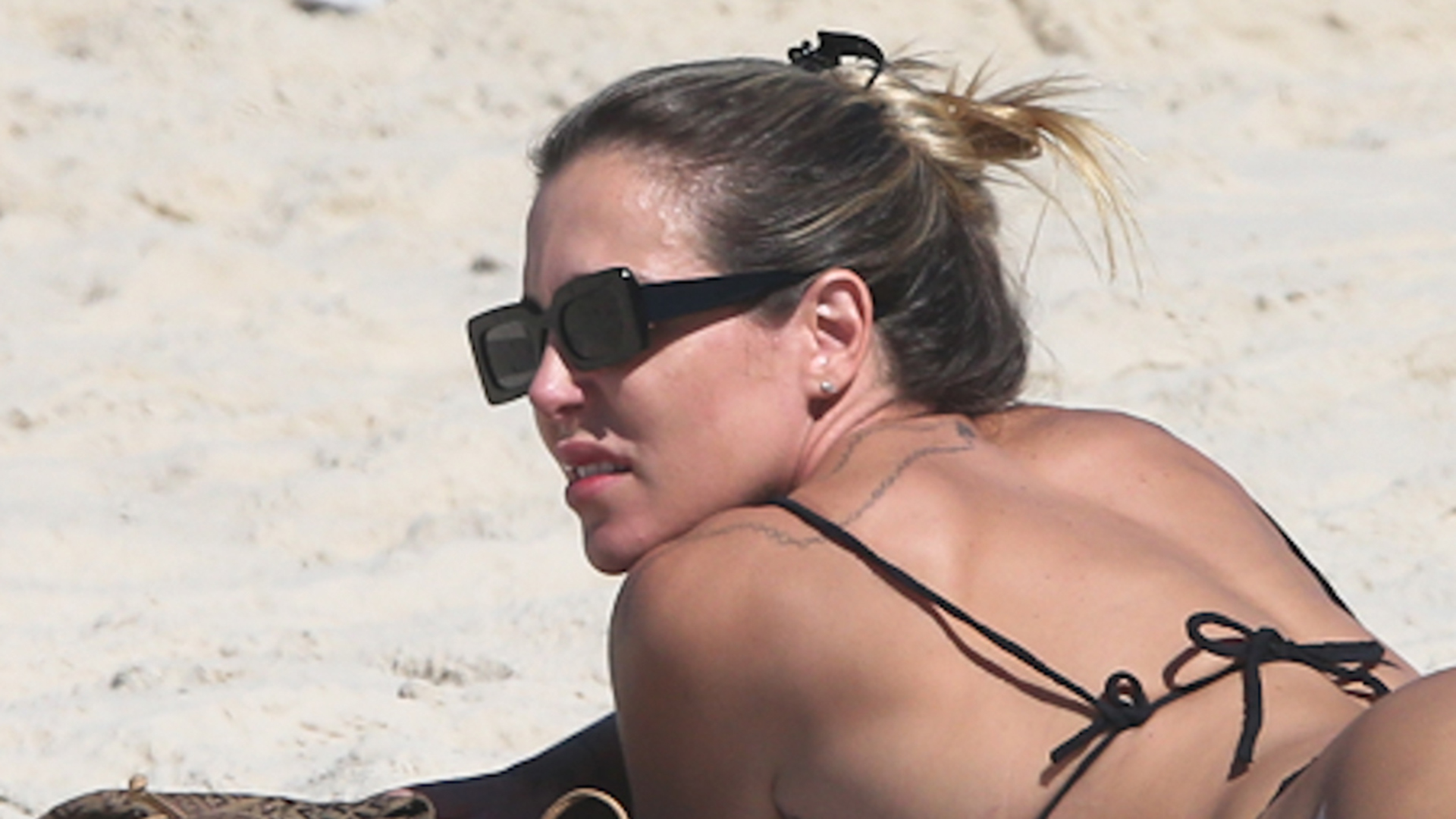 Ex-A Fazenda, Joana Machado exibe corpo sarado em dia na praia
