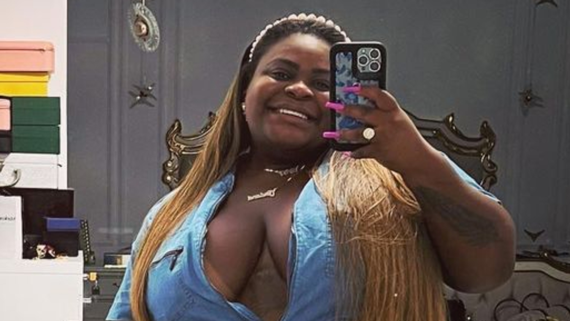 Com decotão, Jojo Todynho surge pronta para faculdade: ”Dra. Toddy”